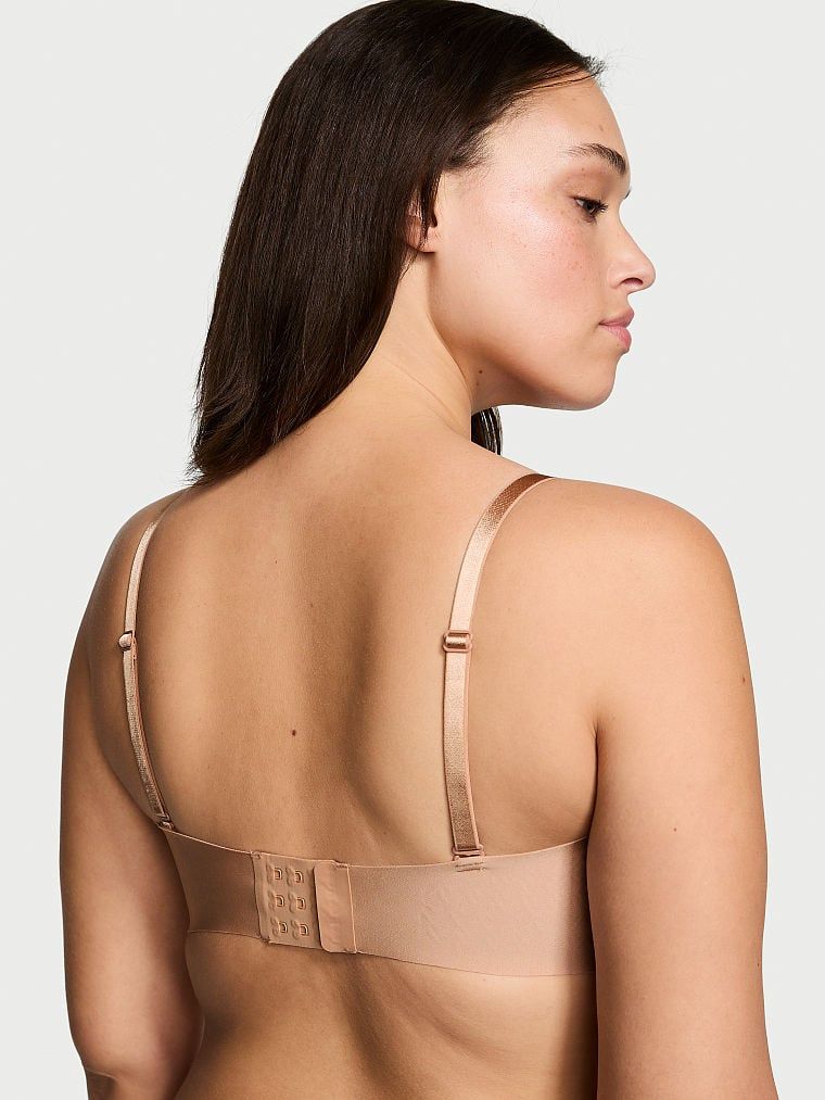 Mírně vyztužená podprsenka bez ramínek. Produkt je béžový a pochází z kolekce Victoria's Secret Bare.