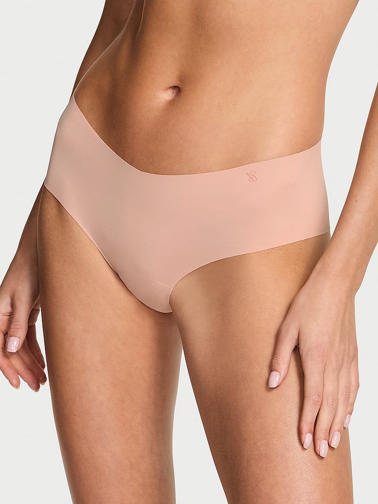 Bezešvé kalhotky No-Show Cheeky. Produkt je béžové barvy a pochází z kolekce No-Show.