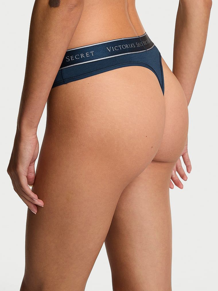 Bavlněná tanga s logem v pase. Produkt je modré barvy a pochází z kolekce Cotton.