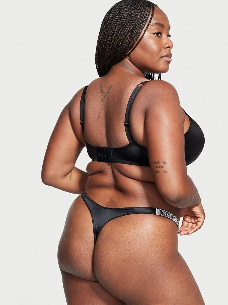 Tanga s lesklými pásky Shine. Produkt je černý a pochází z kolekce Very Sexy.