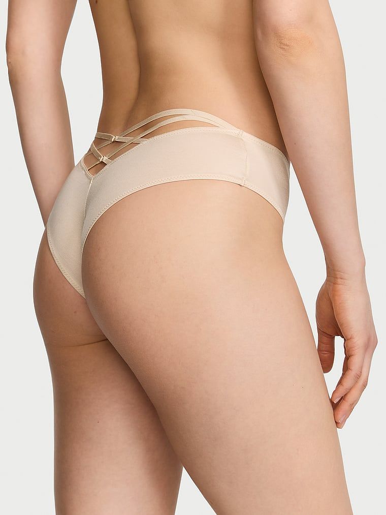 Kalhotky s ramínky vzadu a vysoko střiženými nohavicemi Strappy-Back Cheeky. Produkt je béžový a pochází z kolekce Very Sexy.