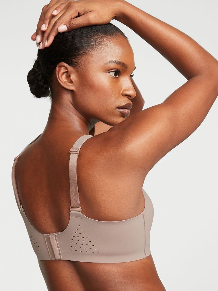 Sportovní podprsenka s maximální podporou Featherweight Max. Produkt je šedý a pochází z kolekce Victoria's Secret.