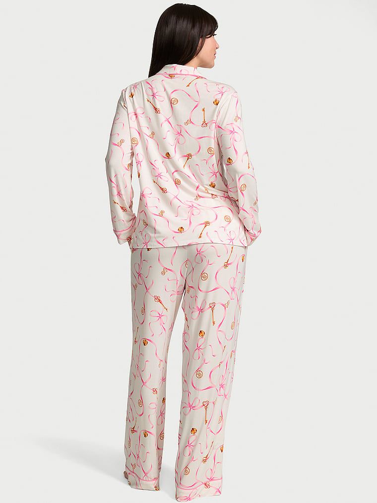 Pyžamo vyrobené ze SoSoft modalu. Produkt má vzorovanou barvu a pochází z kolekce Victoria's Secret.