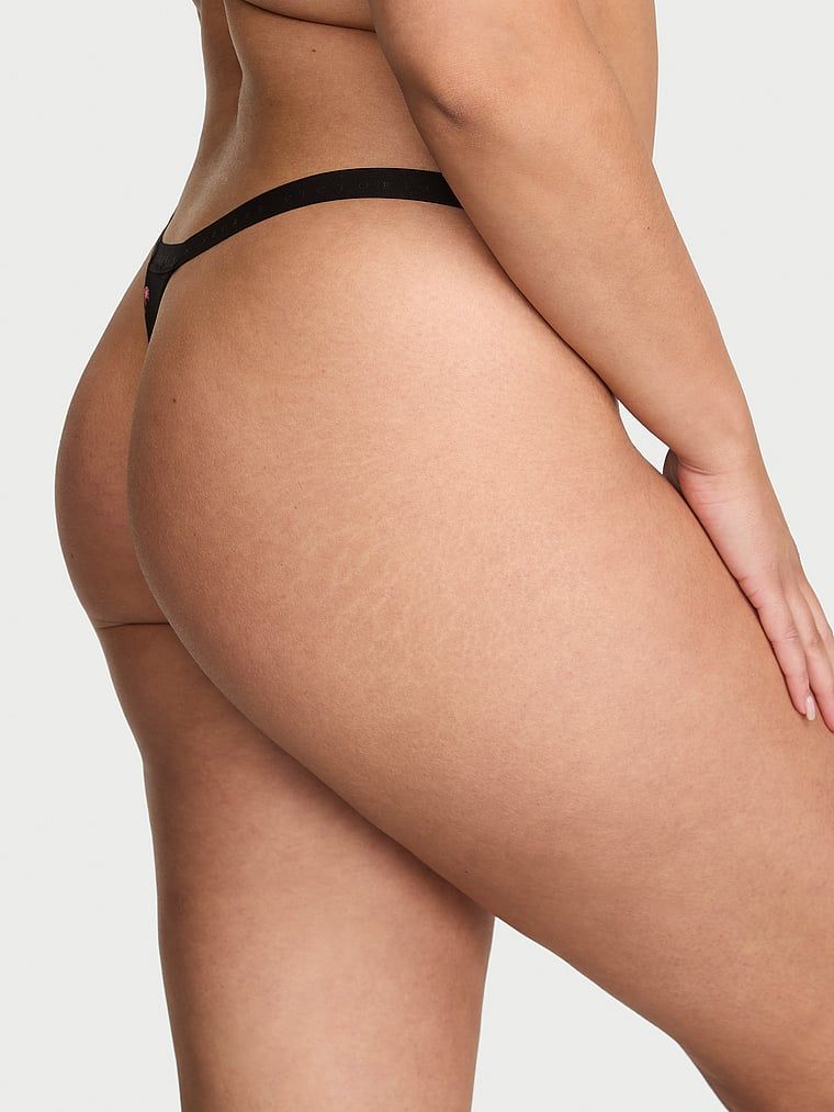 Pružné bavlněné tanga. Produkt je vzorovaný a pochází z kolekce Victoria's Secret.