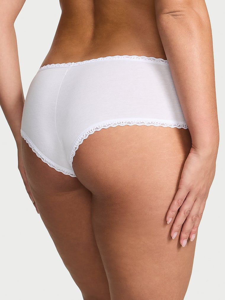 Bavlněné kalhotky s krajkou na okrajích Lace-Waist Cheeky. Výrobek je v bílé barvě a pochází z kolekce Lacie.