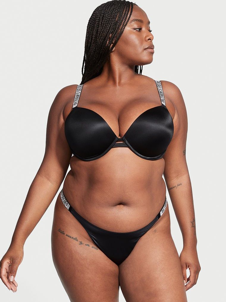 Tanga s lesklými pásky Shine. Produkt je černý a pochází z kolekce Very Sexy.