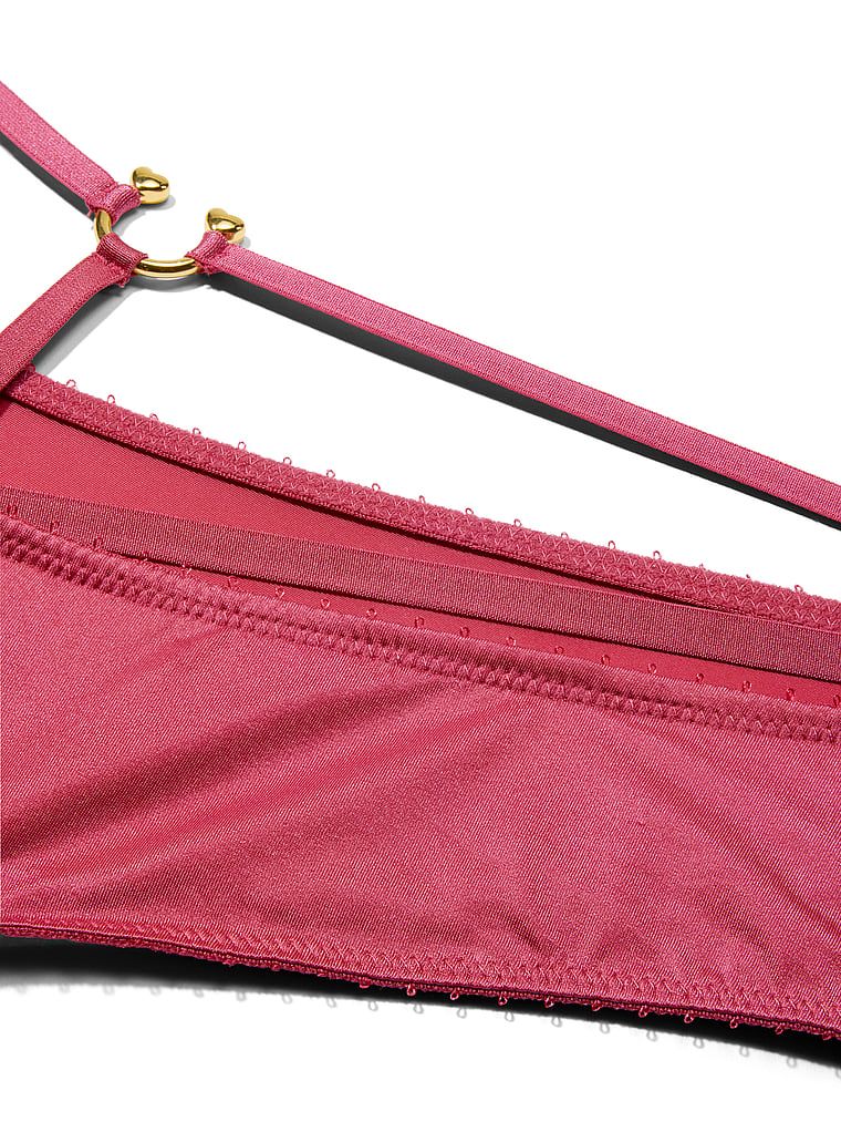 Páskované kalhotky na zadní straně Ring Hardware Cheeky. Produkt je fialové barvy a pochází z kolekce Very Sexy.