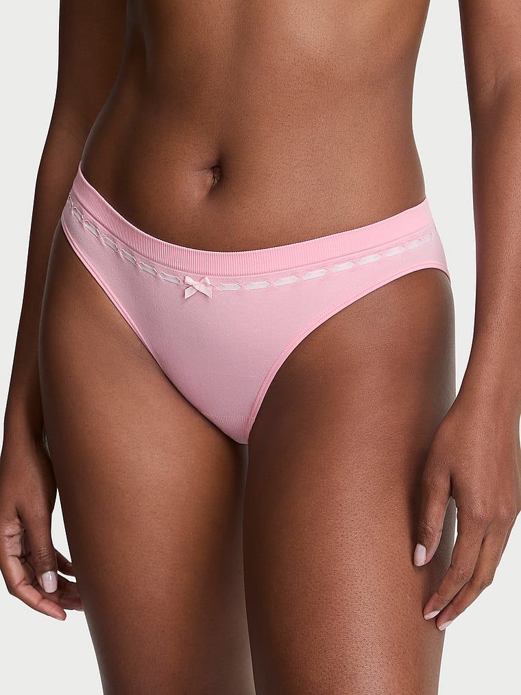 Bikiny kalhotky s bezšvovým drážkováním na stuhu. Produkt je růžové barvy a pochází z kolekce Seamless.