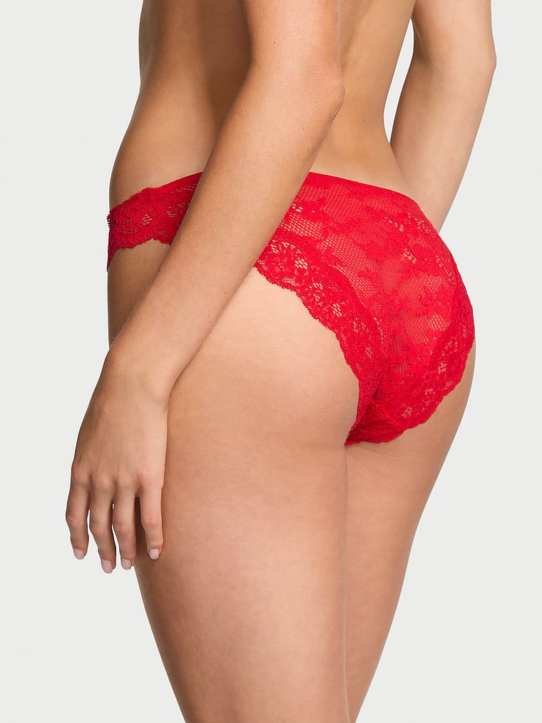 Krajkové bikiny kalhotky. Produkt je červené barvy a pochází z kolekce Body by Victoria.