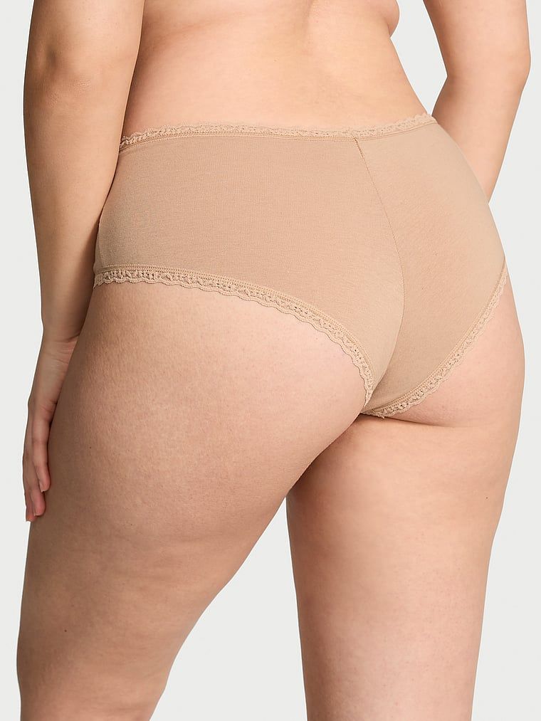 Bavlněné kalhotky s krajkou na okrajích Lace-Waist Cheeky. Produkt je béžový a pochází z kolekce Lacie.
