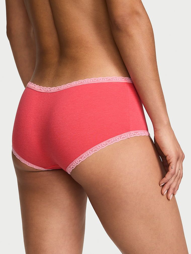 Bavlněné kraťasy s krajkou na okrajích, krajkové šortky s lemováním Boyshort. Produkt je červené barvy a pochází z kolekce Lace Trim.