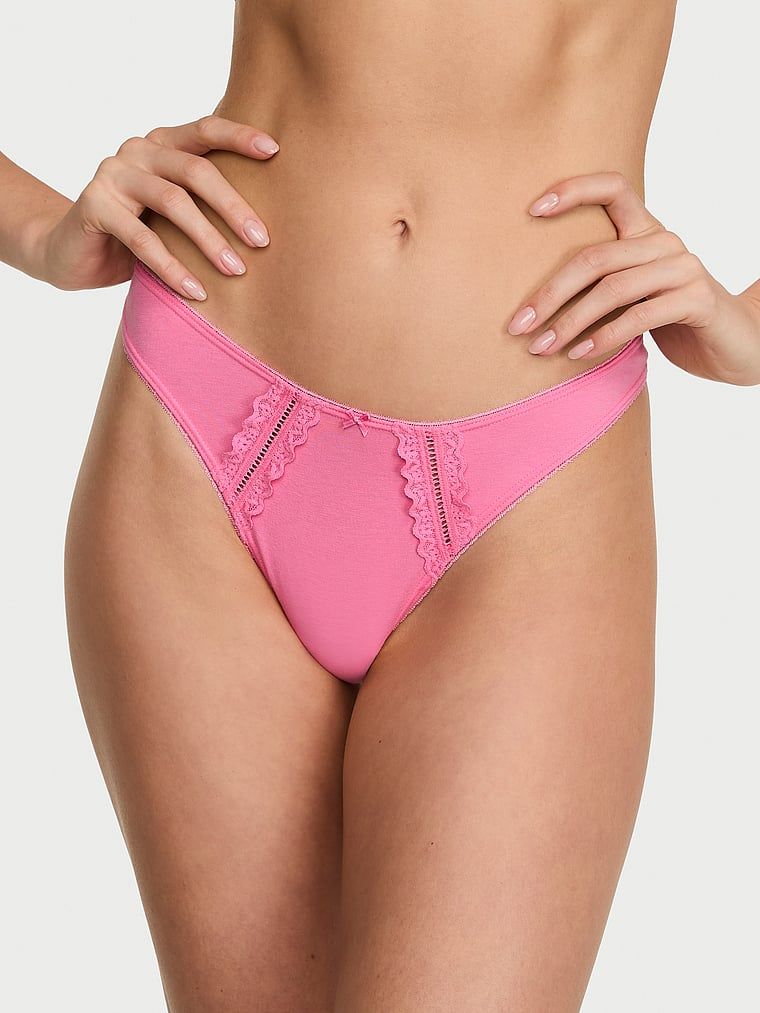 Bavlněné tanga s vložkami na krajku. Produkt je růžové barvy a pochází z kolekce Victoria's Secret.