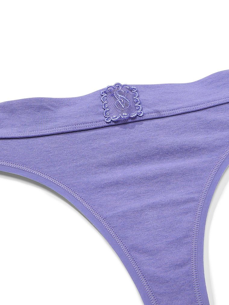 Bavlněné tanga s přišitým krajkovým logem. Produkt je modré barvy a pochází z kolekce Cotton.