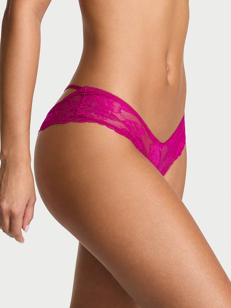 Páskové kovové drzé kalhotky s otevřenými zády. Produkt má fialovou barvu a pochází z kolekce Very Sexy.