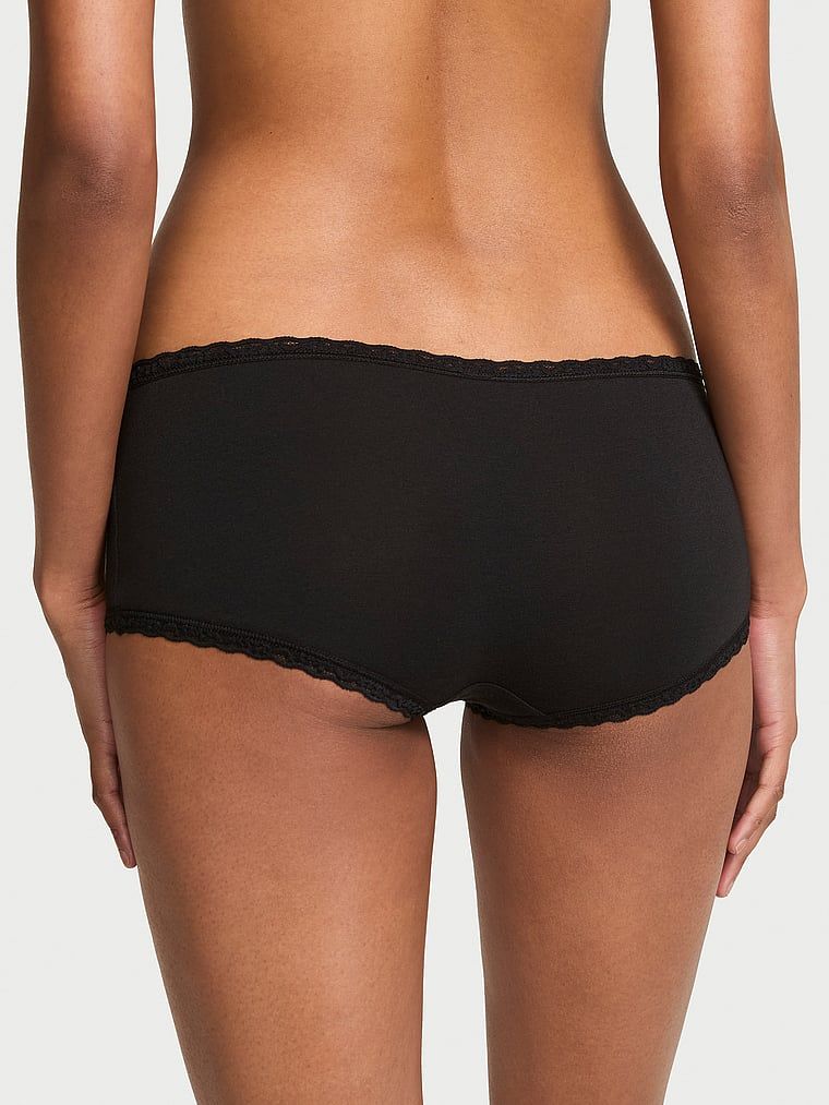 Bavlněné kraťasy s krajkou na okrajích, krajkové šortky s lemováním Boyshort. Produkt je černý a pochází z kolekce Lace Trim.