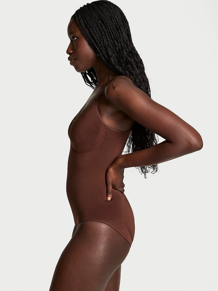 Tvarovací prádlo od Victoria tvarující kombinézu. Výrobek je hnědý a pochází z kolekce Victoria's Secret.