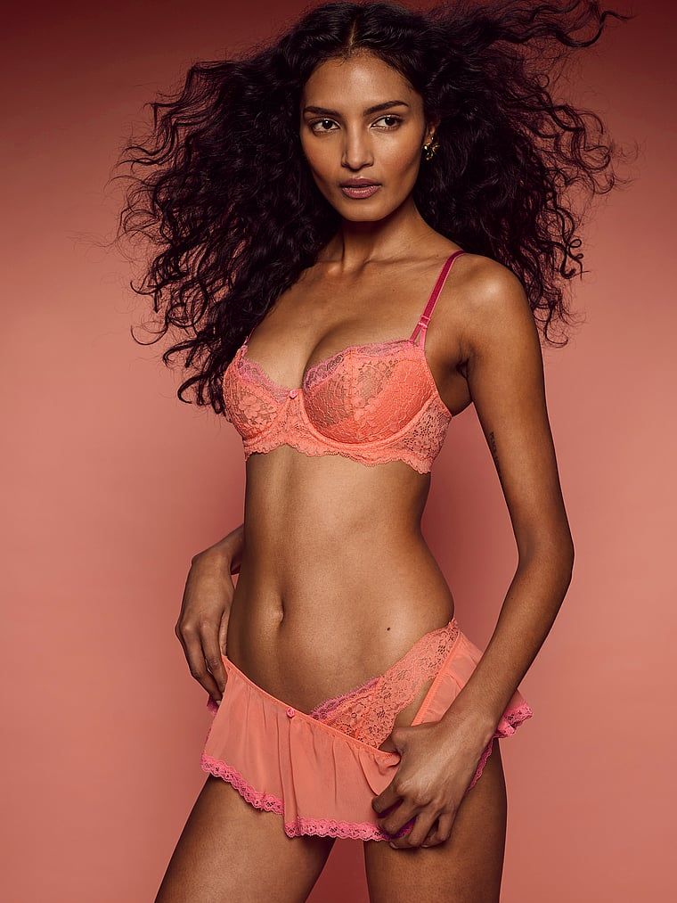 Podprsenka Wicked Lace na balkon. Produkt je oranžové barvy a pochází z kolekce Dream Angels.