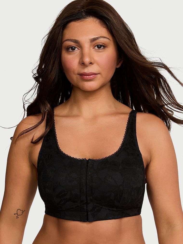 Podprsenka po krajkové mastektomii. Produkt je černý a pochází z kolekce Body by Victoria.