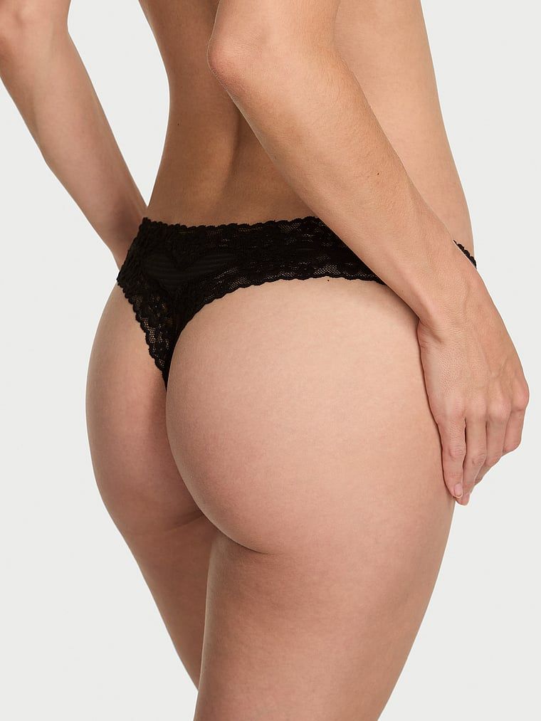 Pruhovaná bavlněná tanga s krajkou na okrajích. Produkt je černý a pochází z kolekce Lacie.
