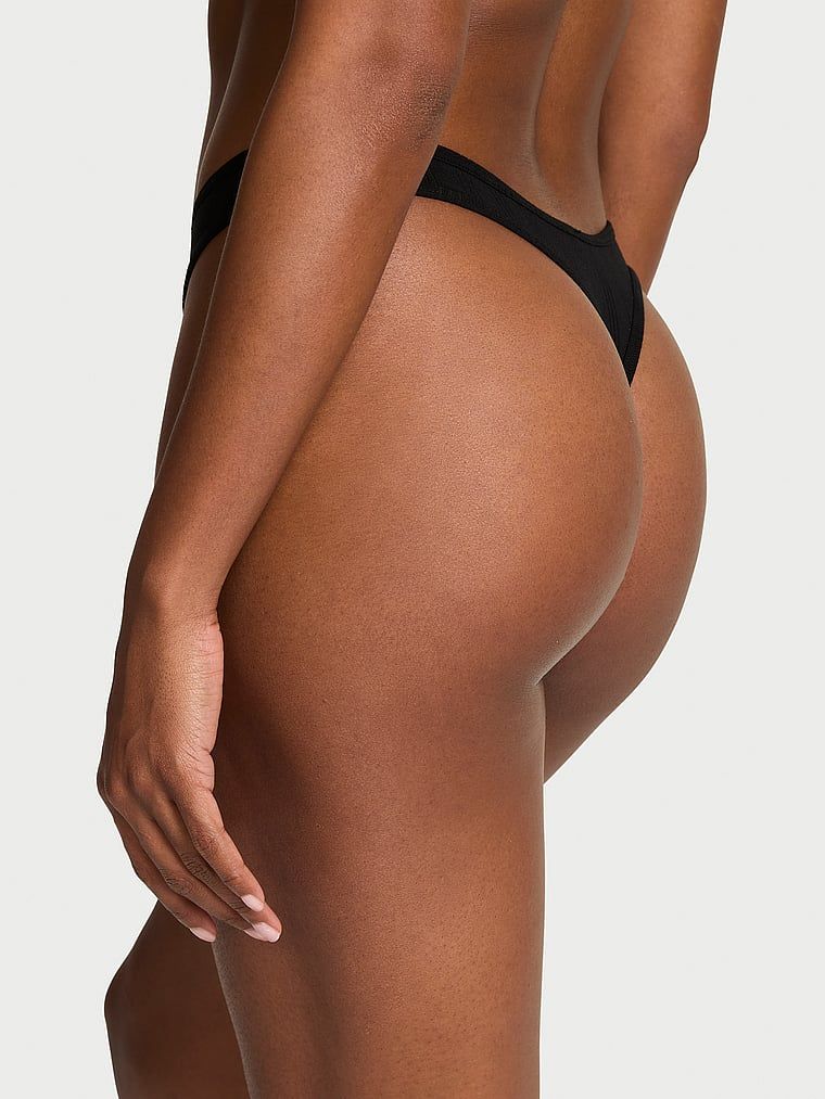 Modální tanga s vysoce střiženými ultra-jemnými nohavičkami. Produkt je černý a pochází z kolekce Victoria's Secret.
