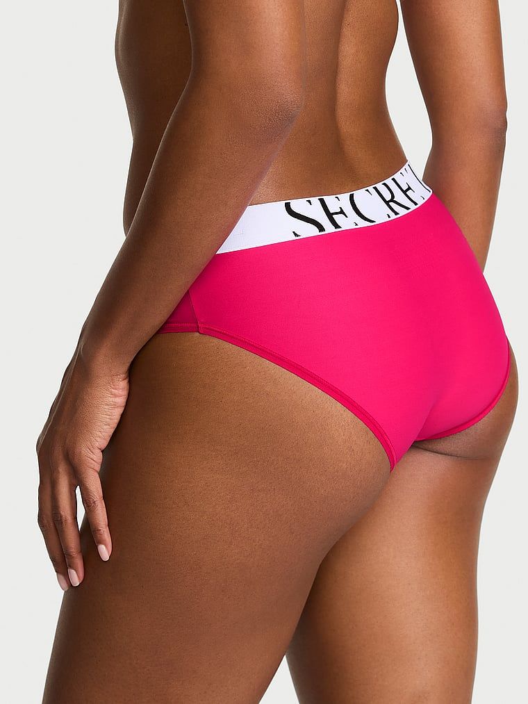 Kalhotky s logem Cool Hiphugger. Produkt je růžové barvy a pochází z kolekce Victoria's Secret.
