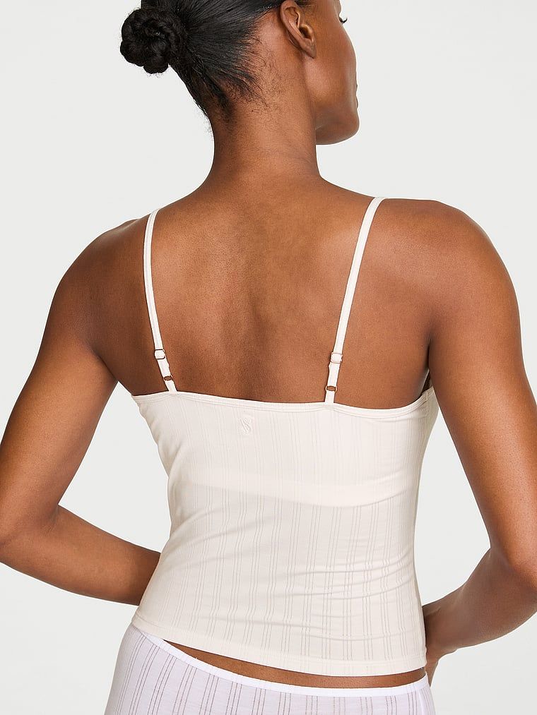Vršek je vyroben ze SoSoft Ultra-Fine modalu na spaní. Produkt je bílé barvy a pochází z kolekce Victoria's Secret.