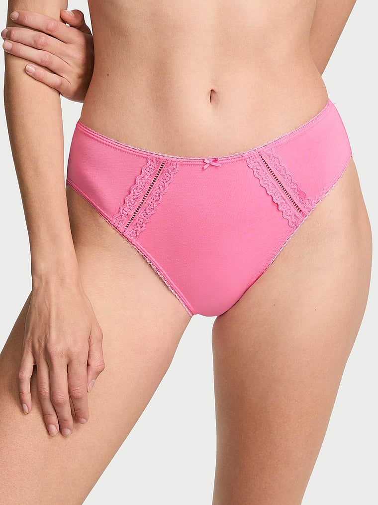 Bavlněné kalhotky s vložkami na krajku. Produkt je růžové barvy a pochází z kolekce Victoria's Secret.