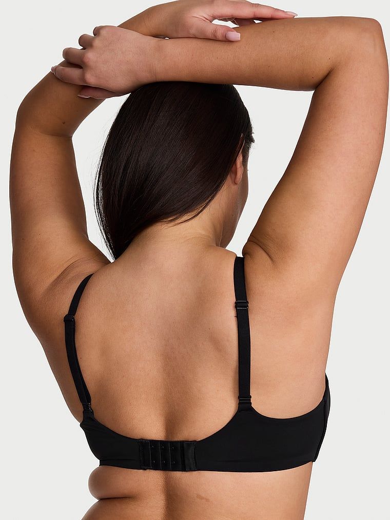 Mírně vycpaná podprsenka bez kosticí. Hladká. Produkt je černý a pochází z kolekce triček.