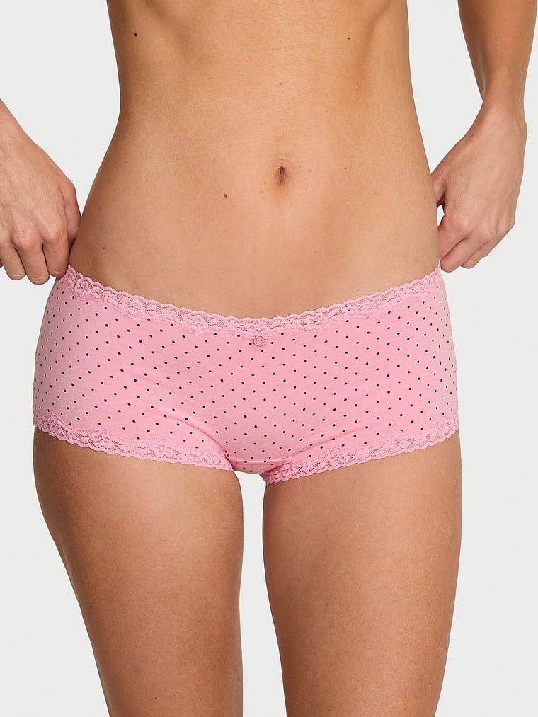 Bavlněné kraťasy s krajkou na okrajích, krajkové šortky s lemováním Boyshort. Produkt má vzorovanou barvu a pochází z kolekce Lace Trim.