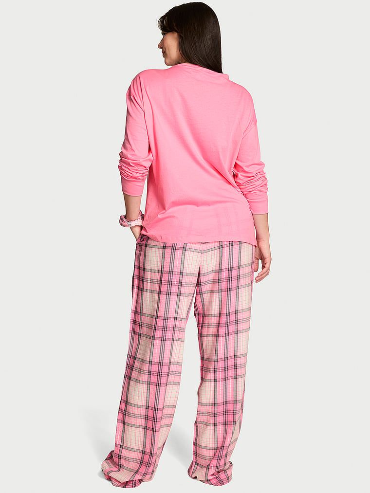 Dlouhé flanelové pyžamo Tee-Jama. Produkt má vzorovanou barvu a pochází z kolekce Victoria's Secret.