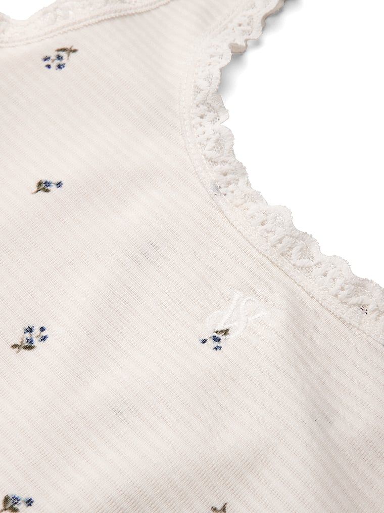 Bavlněná spací souprava – top a kraťasy Shadow Stripe. Produkt má květinový vzor a pochází z kolekce Victoria's Secret.