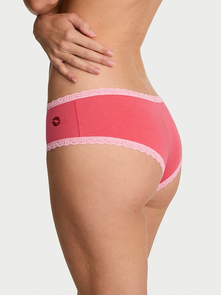 Bavlněné kalhotky s krajkou na okrajích Lace-Waist Cheeky. Produkt je červené barvy a pochází z kolekce Lace Trim.