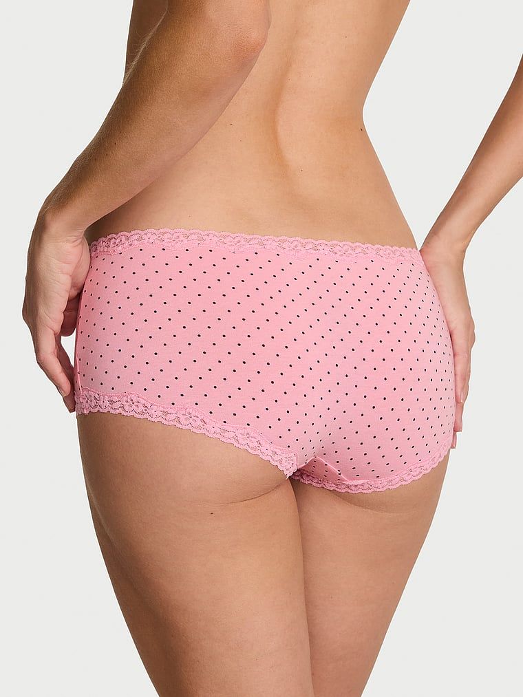 Bavlněné kraťasy s krajkou na okrajích, krajkové šortky s lemováním Boyshort. Produkt má vzorovanou barvu a pochází z kolekce Lace Trim.