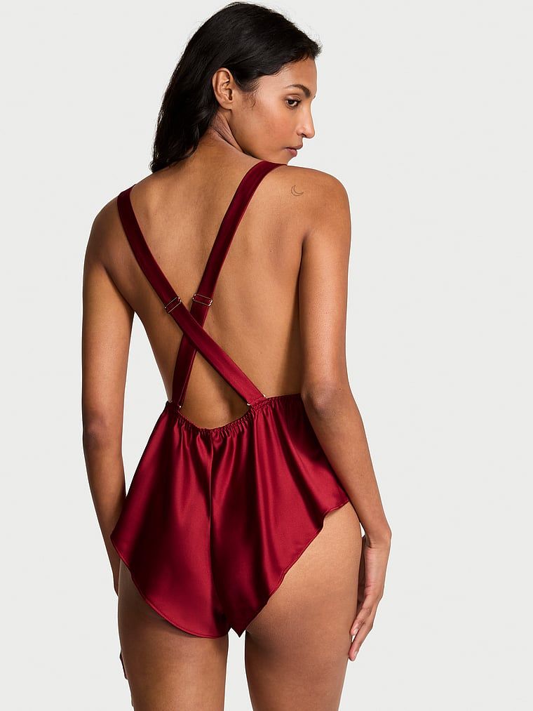 Satónový pyžamový oblek se čtvercovým výstřihem. Produkt je červené barvy a pochází z kolekce Very Sexy.
