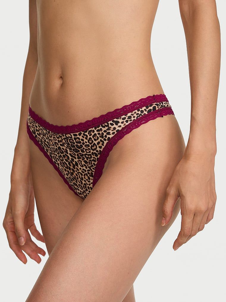 Bavlněné tanga s krajkou na okrajích Lace-Waist. Produkt má vzorovanou barvu a pochází z kolekce Lace Trim.