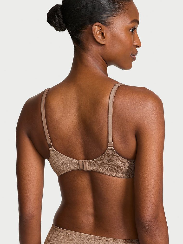 Mírně vycpaná podprsenka s pevně vystavěnými košíčky. Produkt je hnědé barvy a pochází z kolekce Body by Victoria.