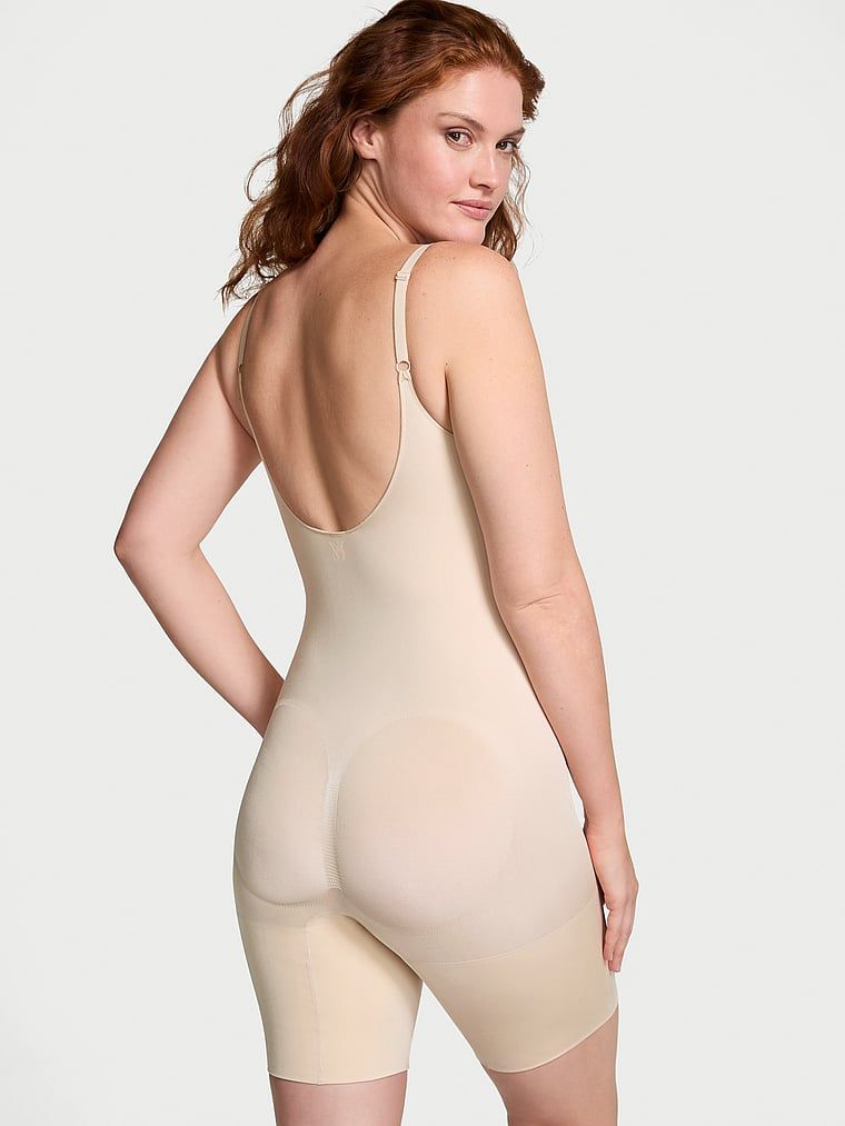 Tvarovací overal Shapewear od Victoria s kraťasy. Produkt je béžový a pochází z kolekce Victoria's Secret.