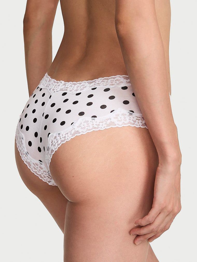 Bavlněné kalhotky s krajkou na okrajích Lace-Waist Cheeky. Produkt je vzorovaný a pochází z kolekce Lace Trim.