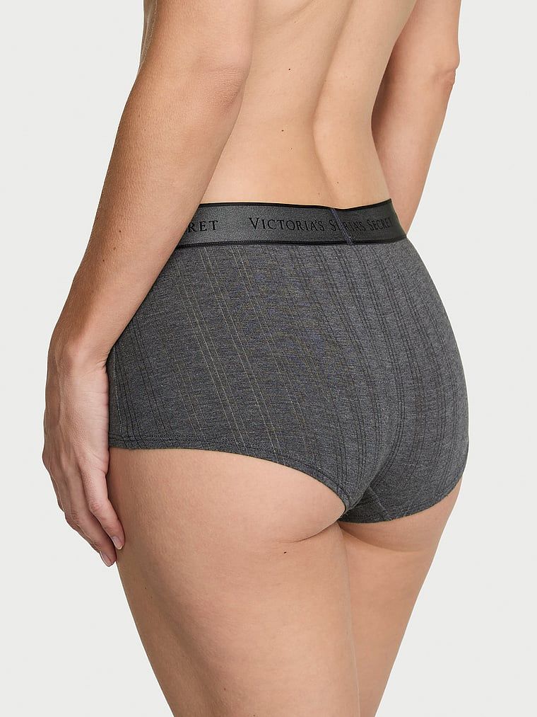 Kraťasy vyrobené z Ultra-Fine Logo Boyshort modal. Produkt je šedobarevný a pochází z kolekce Cotton.