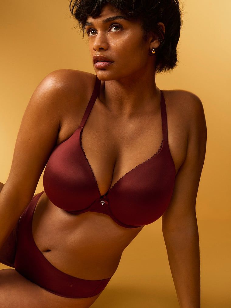 Mírně vycpaná podprsenka s pevně vystavěnými košíčky. Produkt je hnědé barvy a pochází z kolekce Body by Victoria.