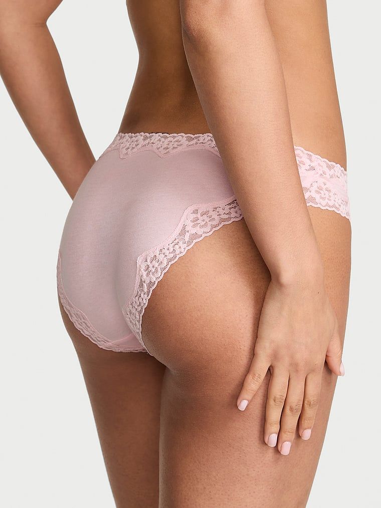 Bavlněné kalhotky s krajkovými bikinami s krajkovým lemováním. Produkt je růžové barvy a pochází z kolekce Lace Trim.
