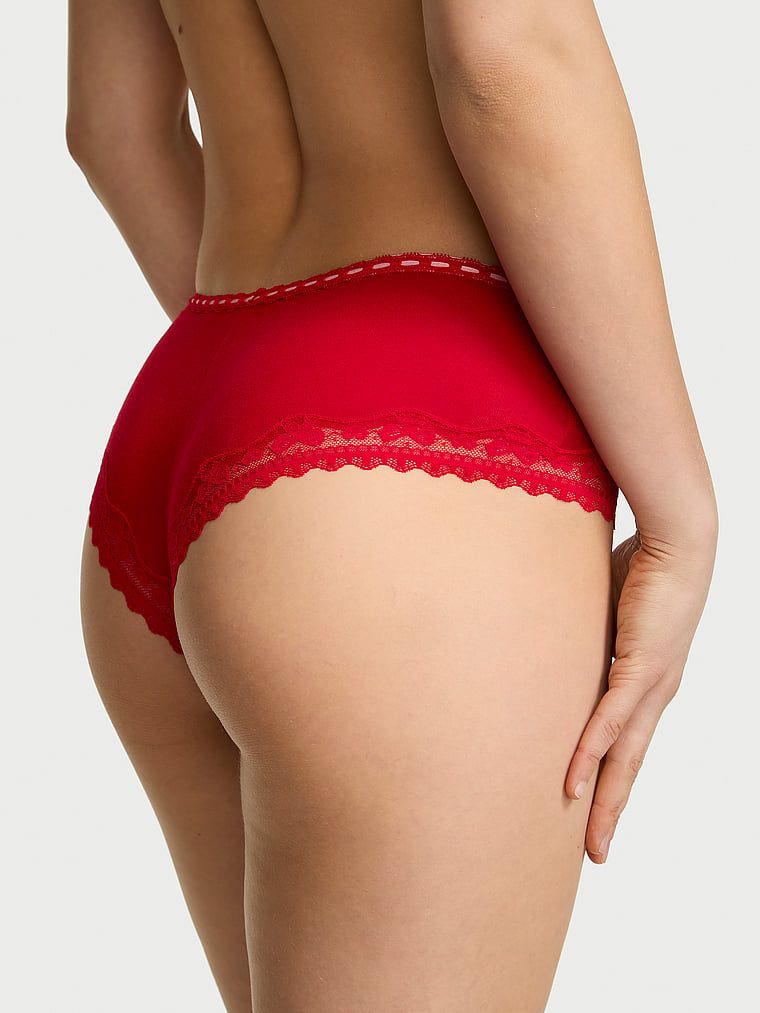 Bavlněné kalhotky s kravatlou krajkou a šikmým lemem. Produkt je červené barvy a pochází z kolekce Lace Trim.