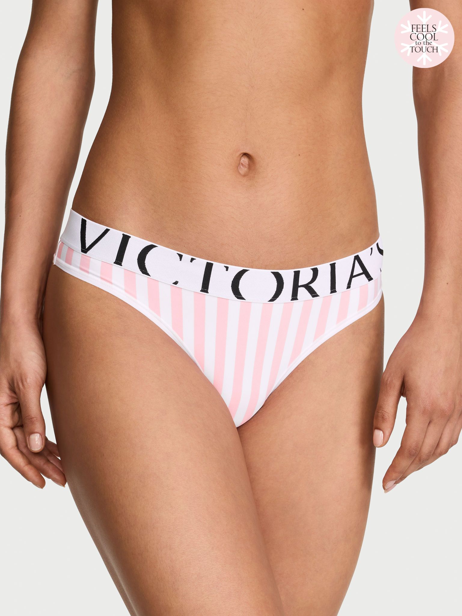 Tanga s logem Cool. Produkt je vzorovaný a pochází z kolekce Cotton.