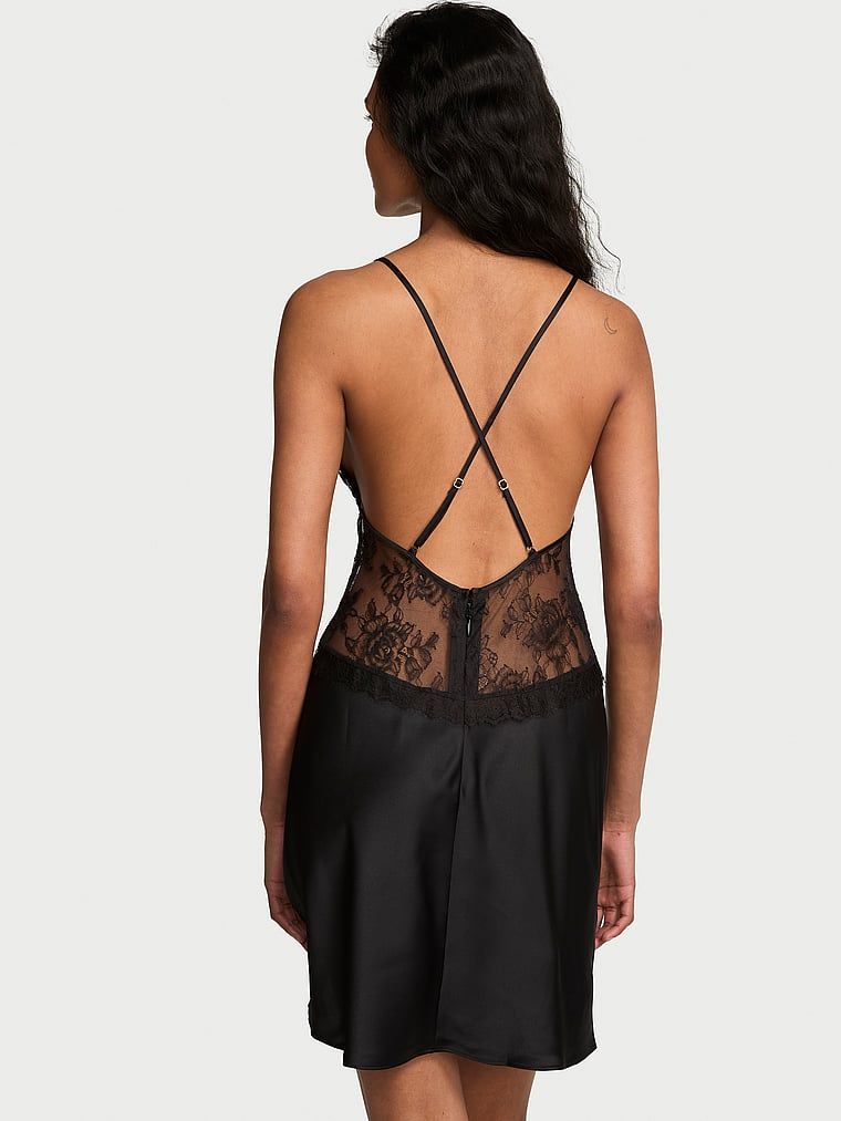 Satenová mini noční košile. Produkt je černý a pochází z kolekce Very Sexy.