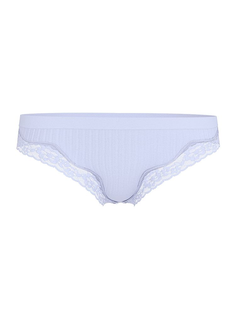 Tanga s krajkou na okrajích z bezešvého žebrování. Produkt je fialový a pochází z kolekce Body by Victoria.