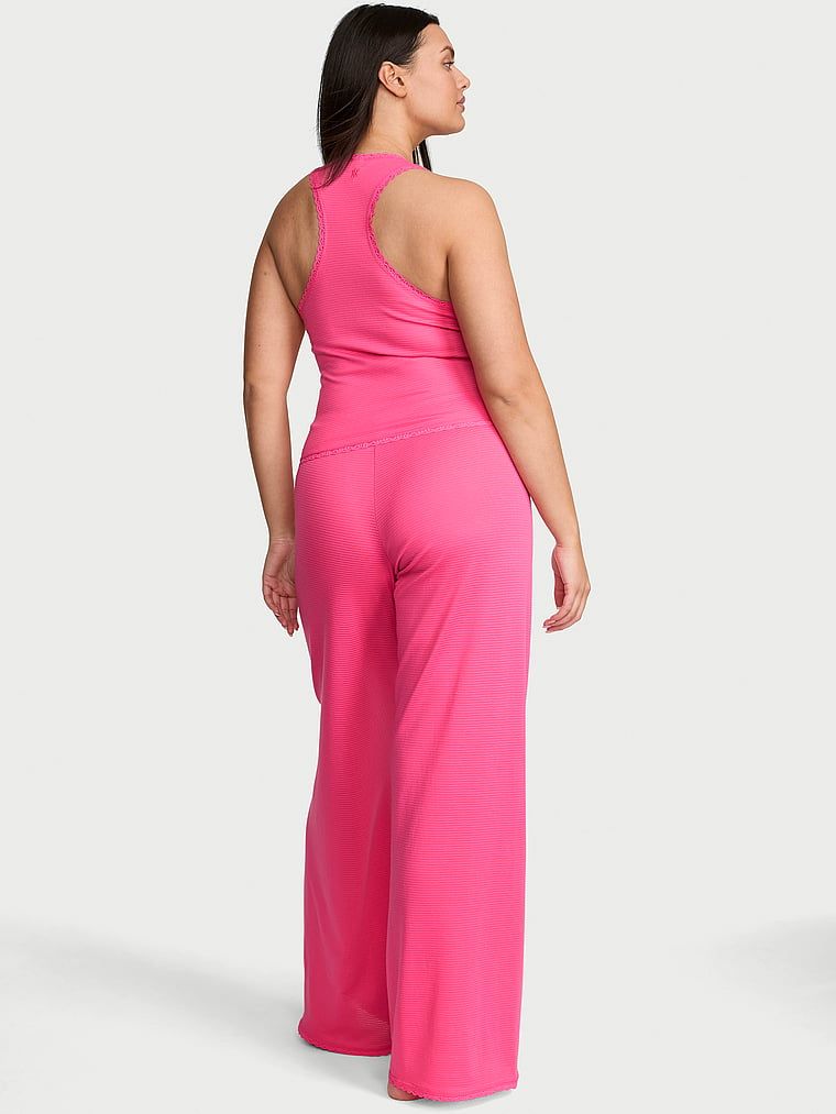 Bavlněná spací souprava – top a kalhoty Shadow Stripe. Produkt je růžové barvy a pochází z kolekce Victoria's Secret.