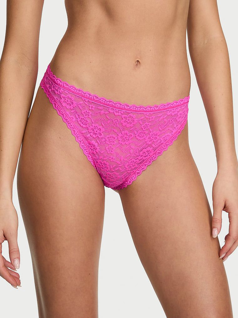 Krajkové kalhotky z krajky z 90. let. Produkt je růžové barvy a pochází z kolekce Lacie.