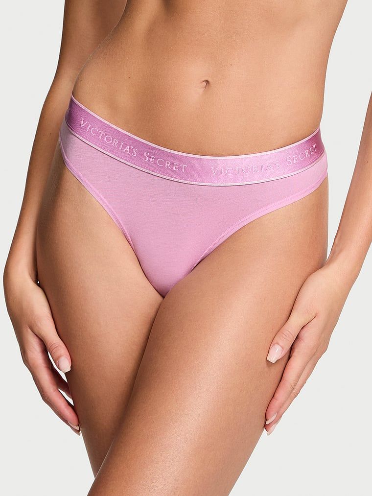 Bavlněná tanga s logem v pase. Produkt má fialovou barvu a pochází z kolekce Cotton.