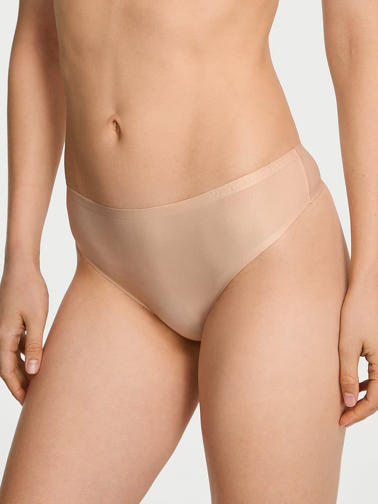 Flexibilní tanga z mikrovlákna. Produkt je béžový a pochází z kolekce Body by Victoria.