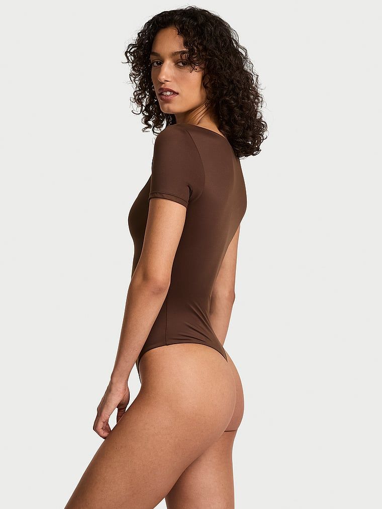 Body s krátkými rukávy a hranatým výstřihem FeatherSoft. Výrobek je hnědý a pochází z kolekce Victoria's Secret.